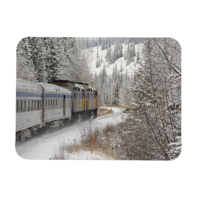 Kanada, Alberta. VIA Rail Snow Train zwischen Magnet (Horizontal)