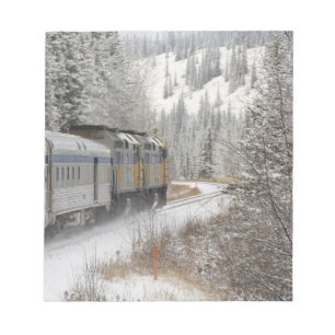 Kanada, Alberta. VIA Rail Snow Train zwischen Notizblock