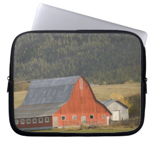 KANADA, British Columbia, Enderby. Rote Scheune / Laptopschutzhülle