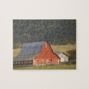 KANADA, British Columbia, Enderby. Rote Scheune / Puzzle