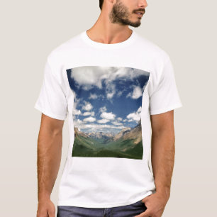 Kanada, British Columbia, Yoho NP. Fluffige Wolken T-Shirt