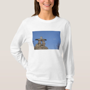 Kanada, Neufundland, St. John's. Inukshuk (um T-Shirt