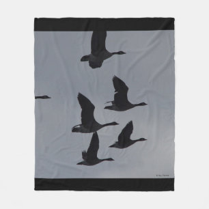 Kanadische Gänse B46 in der Flug-Silhouette Fleecedecke