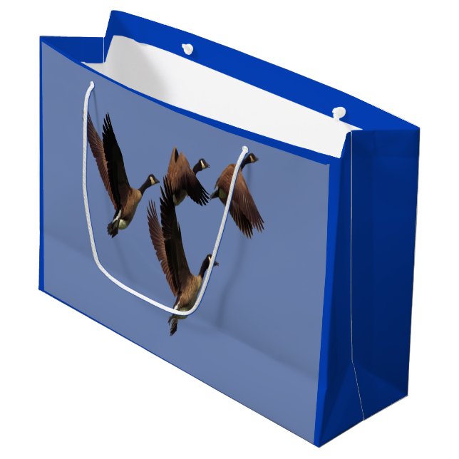Kanadische Gänse, die in einer Herde fliegen, entw Große Geschenktüte (Vorderseite Schrägansicht)