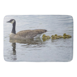 Kanadische Gänse und Goslings Badematte