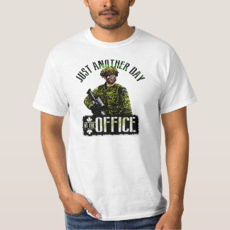 Kanadischer Soldat-Tag im Büro T-Shirt