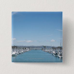 Kanal im Hafen an einem sonnigen Tag mit blauem Button