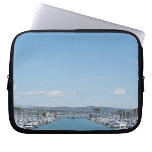 Kanal im Hafen an einem sonnigen Tag mit blauem Laptopschutzhülle