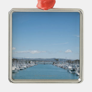 Kanal im Hafen an einem sonnigen Tag mit blauem Ornament Aus Metall