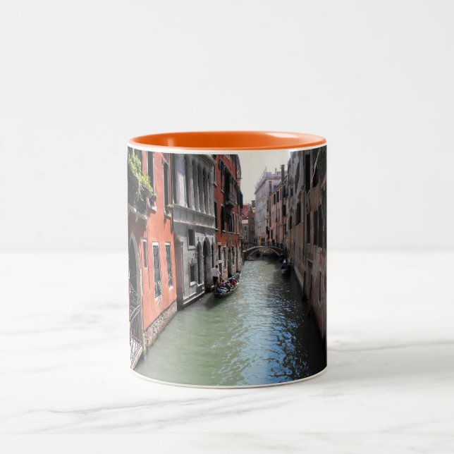Kanal in Venedig, Italien Zweifarbige Tasse (Mittel)