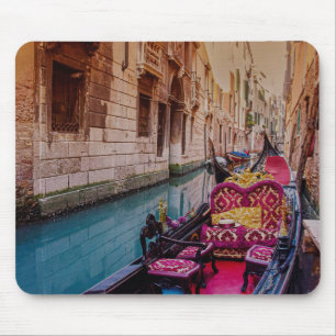 Kanal mit traditioneller Gondel in Venedig, Italie Mousepad