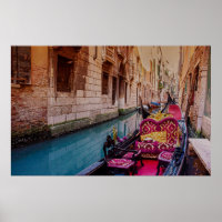 Kanal mit traditioneller Gondel in Venedig, Italie