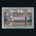 KANAL RECHTECKIGE GÜRTELSCHNALLE<br><div class="desc">Die im Vereinigten Königreich als Schmalboote bekannten Kanalboote wurden ursprünglich zur Beförderung von Gütern im ganzen Land eingesetzt. Sie werden heute hauptsächlich zur Freizeitgestaltung genutzt und ziehen Menschen aus aller Welt an, um unsere ländliche Umgebung zu genießen. Diese Boote sehen sehr hübsch mit ihren hellen Kabinen aus, die traditionell blau,...</div>