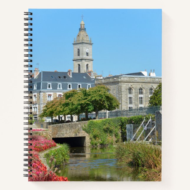Kanal und Kirche in Vannes Postcard Me Notizbuch (Vorderseite)