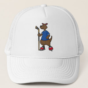 Kangaroo beim Eishockey mit Eishockeyschläger Truckerkappe