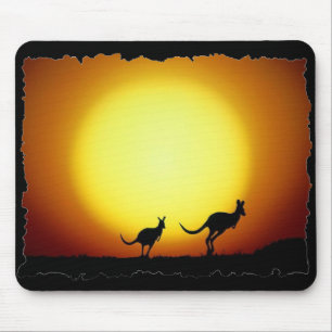 Kängurus gegen die Wüstensonne Mousepad