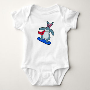 Kaninchen als Snowboarder mit Snowboard und Schal Baby Strampler