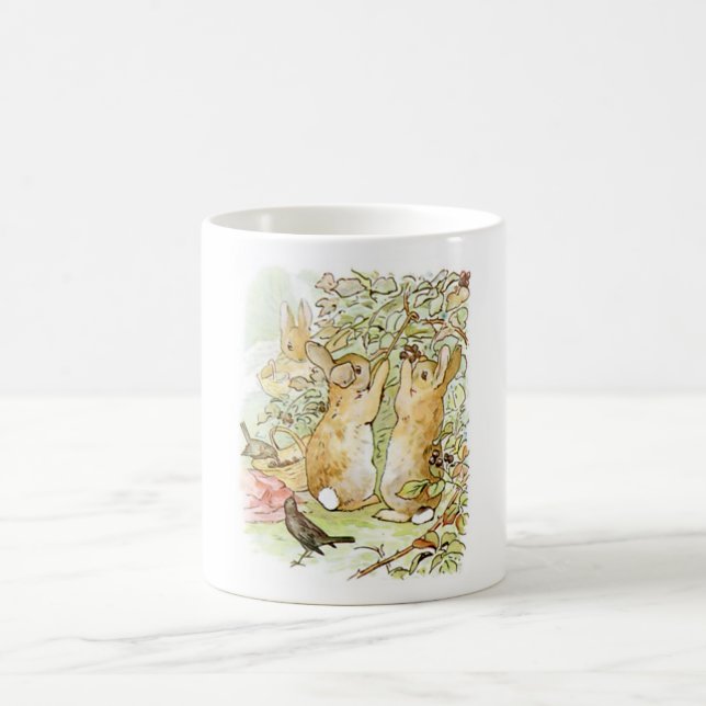 Kaninchen: BlackBerry Picking (Beatrix Potter) Kaffeetasse (Mittel)