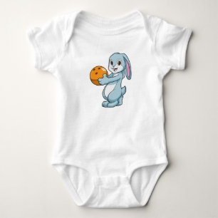 Kaninchen im Bowling mit Bowlingball Baby Strampler