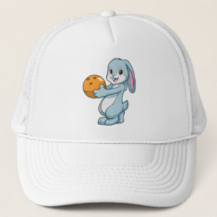 Kaninchen im Bowling mit Bowlingball Truckerkappe