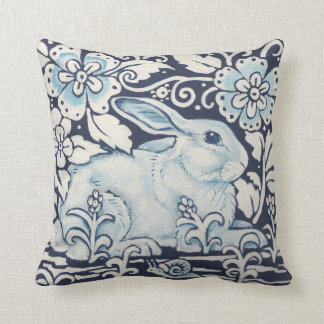 Kaninchen im Garten mit Blume und Snail Navy Blue Kissen