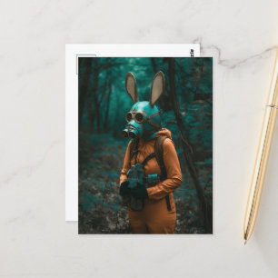 Kaninchen in einer Gasmaske im Wald Postkarte