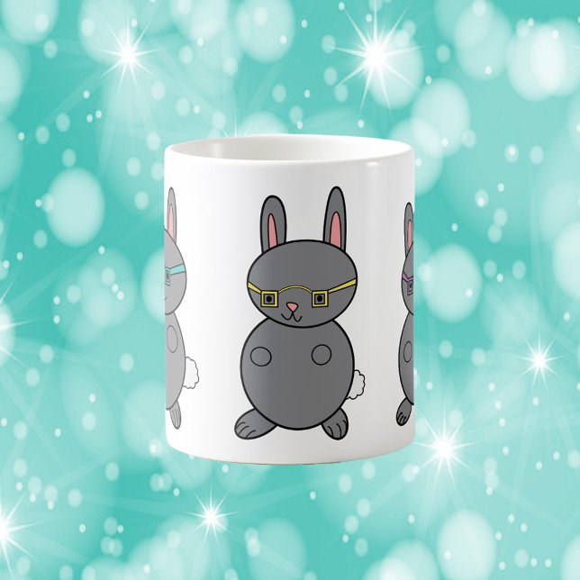 Kaninchen mit Brillen-Hipstern Kaffeetasse (A cute mug with three gray bunny rabbits wearing glasses.)