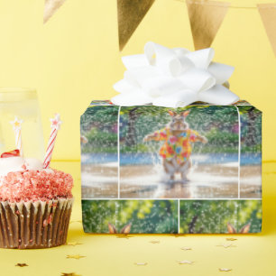 Kaninchen mit floralem Hemd im Wasser Geschenkpapier