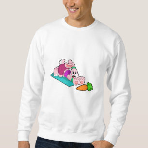 Kaninchen mit Karotte bei Yoga auf Yoga-Matte Sweatshirt