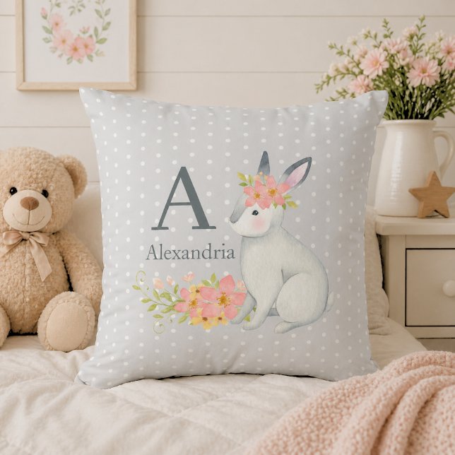 Kaninchen mit rosa Blumen-Monogramm Kissen (Von Creator hochgeladen)