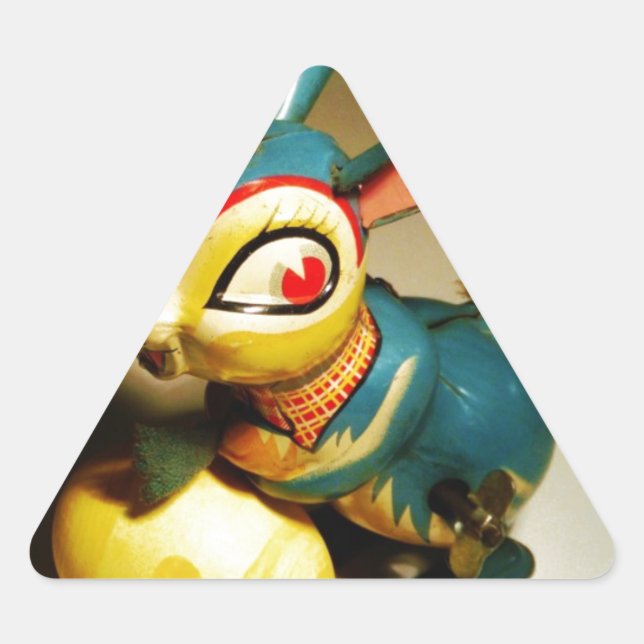 Kaninchen Spielzeug und Ostergelbe Ei Dreieckiger Aufkleber (Vorderseite)