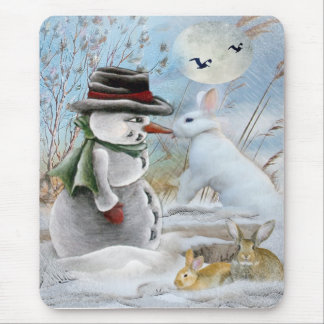 Kaninchen, welches die Nase des Schneemanns isst Mousepad