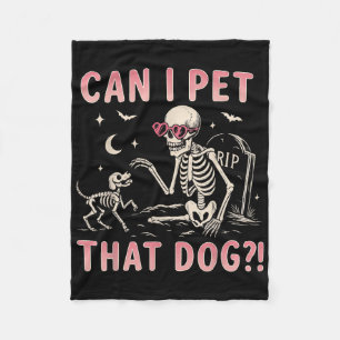 Kann ich diesen Hund, der ein lustiges Skelett auf Fleecedecke