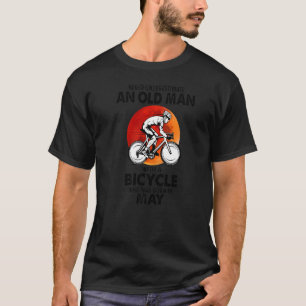 Kann nie einen alten Mann mit einem Fahrrad unters T-Shirt
