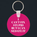 Kann Stupid nicht reparieren Schlüsselanhänger<br><div class="desc">Der Round-Button-Schlüsselanhänger enthält den Text "I Can't Fix Stupid,  but I Can Sedate It" auf einem heißen rosa Hintergrund oder einer beliebigen Farbe,  perfekt für einen Paramediker,  eine Krankenschwester oder einen Arzt. Schlüsselanhänger machen lustige Geschenke für Familie und Freunde oder kreieren für sich selbst.</div>