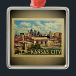 Kansas City Missouri Vintage Silbernes Ornament<br><div class="desc">Ein cooles Vintages Dekor im Kansas City-Stil mit Blick auf die Skyline der Stadt und das Gebäude der Hauptstadt.</div>