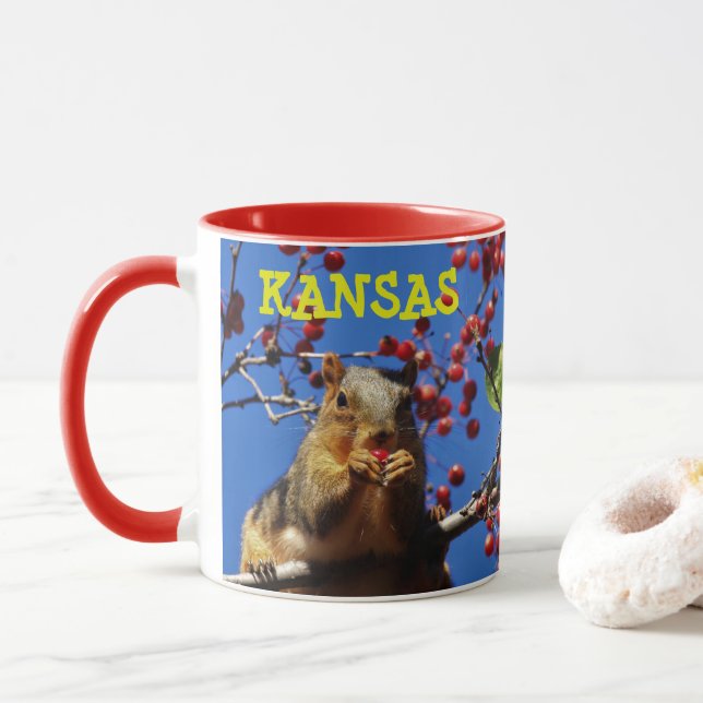 Kansas Eichhörnchen essen eine rote Berry Coffee T Tasse (Mit Donut)