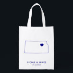 Kansas Wedding Welcome Bag Navy Tasche mit Karte Wiederverwendbare Einkaufstasche<br><div class="desc">Begrüßungsgeschenktasche mit Kartengrafik. Ihre Gäste werden in ihrem Hotel einchecken und diese Tasche mit den Leckereien,  die sie erwarten,  finden. Sie können das Herz mit der Funktion "Weiter anpassen" an den Ort Ihres großen Tages positionieren.</div>