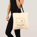 Kansas Wedding Welcome Bag Tasche, Black Map Tragetasche<br><div class="desc">Begrüßungsgeschenktasche mit Kartengrafik. Ihre Gäste werden in ihrem Hotel einchecken und diese Tasche mit den Leckereien,  die sie erwarten,  finden. Sie können das Herz mit der Funktion "Weiter anpassen" an den Ort Ihres großen Tages positionieren.</div>