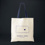 Kansas Wedding Welcome Bag Tasche, Navy Blue Map Tragetasche<br><div class="desc">Begrüßungsgeschenktasche mit Kartengrafik. Ihre Gäste werden in ihrem Hotel einchecken und diese Tasche mit den Leckereien,  die sie erwarten,  finden. Sie können das Herz mit der Funktion "Weiter anpassen" an den Ort Ihres großen Tages positionieren.</div>
