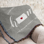 Kansas Zuhause Staat Personalisiert Decke<br><div class="desc">Zeigen Sie Zuhause-Staatsstolz mit dieser niedlichen rustikalen grauen Werftdecke mit "Zuhause" in weißer Kalligrafie-Schrift, die mit einer Silhouette des Staat von Kansas für den Buchstaben "O" stehend ist. Eine rote Herzanzeige in der Staat-Karte vervollständigt das Design; Sie können die Herzposition in Ihrer Zuhause-Stadt ändern, indem Sie das Design-Tool öffnen und...</div>