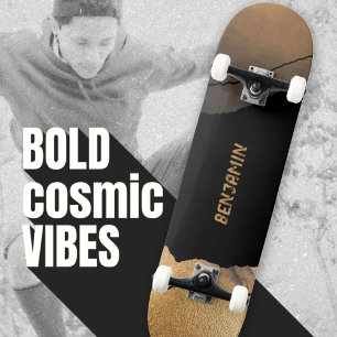 Kantiges modernes Schwarz-Gold-Kosmisches Skateboard