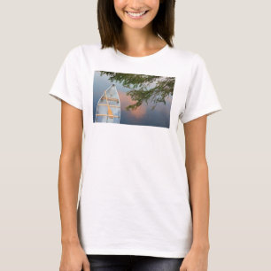 Kanu am See bei Sonnenuntergang, Kanada T-Shirt