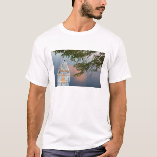 Kanu am See bei Sonnenuntergang, Kanada T-Shirt