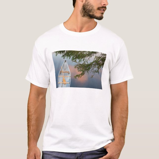 Kanu am See bei Sonnenuntergang, Kanada T-Shirt (Vorderseite)