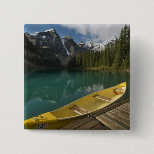 Kanu geparkt an einem Dock am Moraine Lake, Banff Button