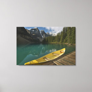Kanu geparkt an einem Dock am Moraine Lake, Banff Leinwanddruck