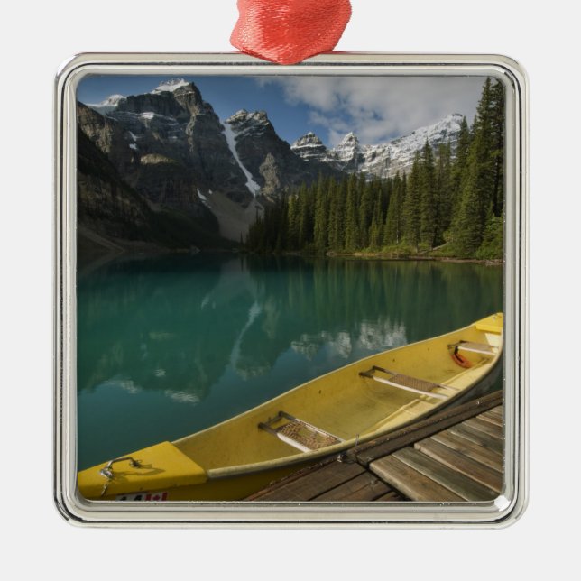 Kanu geparkt an einem Dock am Moraine Lake, Banff Silbernes Ornament (Vorne)