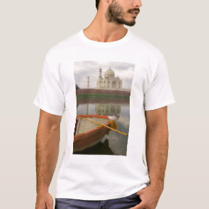 Kanú im Wasser mit Taj Mahal, Agra, Indien T-Shirt