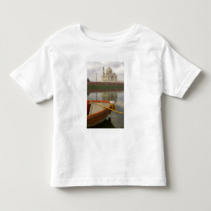 Kanu in Wasser mit Taj Mahal, Agra, Indien Kleinkind T-shirt